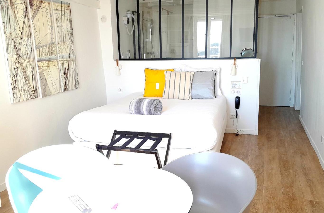 Hotel La Marine, Vieux Port ลาโรแชล ภายนอก รูปภาพ
